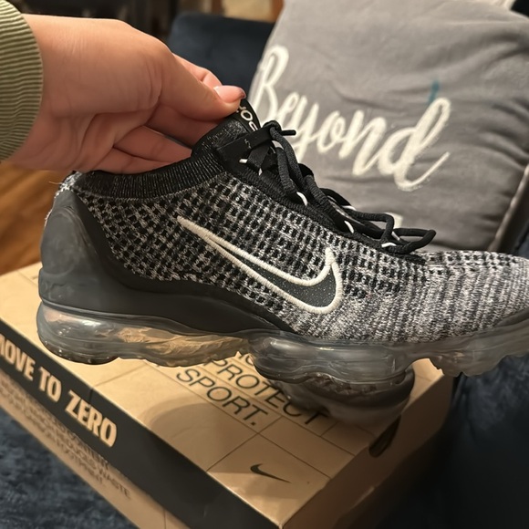 Vapor max shoes for sale - Picture 2 of 6
